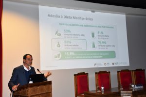 Prof. Dr. Pedro Graça a discursar na formação sobre a Dieta Mediterrânica em Bragança