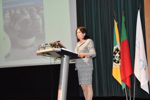 Dr.ª Inácia Rosa a discursar na sessão de apresentação do PLS