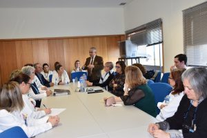 Dr. Carlos Vaz a discursar em reunião com profissionais no Centro de Saúde de Mogadouro