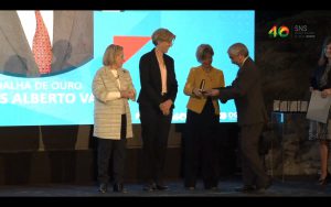 Ministra da Saúde entrega medalha de ouro ao Presidente da ULSNE