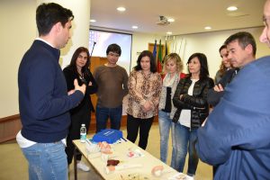 Formador efetua explicação prática