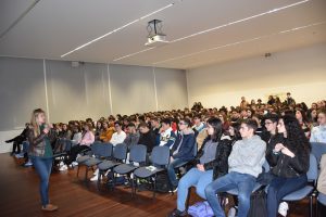 Dr.ª Teresa Fernandes discursa para plateia em ação sobre violência no namoro na Escola Emídio Garcia