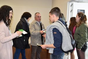 Enf.º Paulo Hermenegildo entrega folhetos informativos sobre a violência no namoro