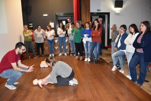 Formandos exemplificam manobras de Suporte Básico de Vida Pediátrico