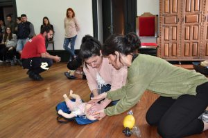Enf.ª Carla Maia faz demonstração sobre Suporte Básico de Vida Pediátrico