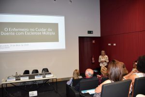 Enf.ª Grala Urbano faz apresentação sobre o papel do enfermeiro na equipa multidisciplinar