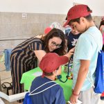 Crianças entram em contacto com o trabalho dos médicos