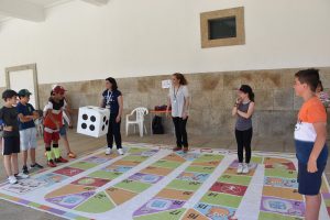 Crianças aprendem a brincar sobre alimentação saudável