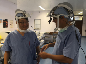 Dr. Afonso Ruano (ULSNE) e Dr. Marcelo Seiji Kubota (especialista brasileiro) no Bloco Operatório