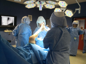Equipa de intervenção cirúrgica no Bloco Operatório de Macedo
