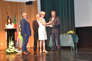 Prof.ª Dr.ª Raquel Duarte entrega medalha ao Presidente do INEM