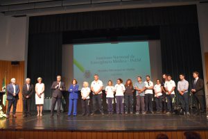 Trabalhadores do INEM com a Prof.ª Dr.ª Raquel Duarte, o Dr. Benjamim Rodrigues e o Presidente do INEM