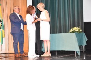 Prof.ª Dr.ª Raquel Duarte entrega medalha a familiar de vítima do acidente