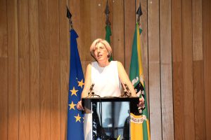 Prof.ª Dr.ª Raquel Duarte a discursar em Macedo de Cavaleiros