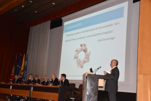 Dr. Carlos Vaz a discursar no Seminário sobre Humanização em Coimbra