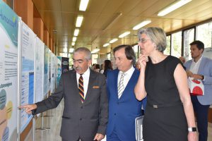 Prof.ª Dr.ª Raquel Duarte e Dr. Carlos Vaz visitam exposição de pósteres