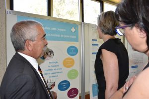 Prof.ª Dr.ª Raquel Duarte e Dr. Carlos Vaz a visualizar o póster sobre a Humanização na ULSNE