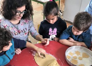Nutricionista da ULSNE a preparar receitas saudáveis com crianças
