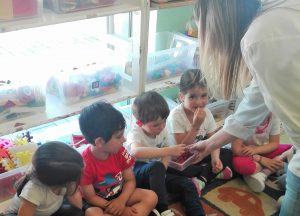 Dr.ª Daniela Santos distribui fruta às crianças