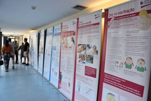 Telas da exposição sobre a dor na Unidade Hospitalar de Bragança