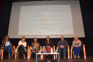 Painel de oradores e moderadora em Mogadouro