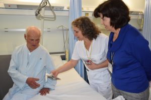 Dr.ª Aida Palas e Enf.ª Laurinda Martins entregam postal de Boas Festas a doente