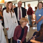 Ministra da saúde fala com doente no Hospital de Macedo