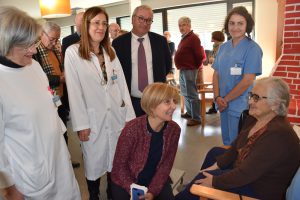 Ministra da saúde fala com doente no Hospital de Macedo