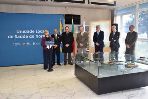 Ministra da Saúde a discursar no Hospital de Bragança