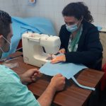 Profissional a coser à máquina