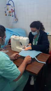 Profissional a coser à máquina