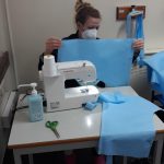 Profissional confeciona cogula