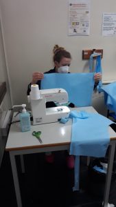 Profissional confeciona cogula