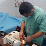 Profissional a operacionalizar máquina de costura