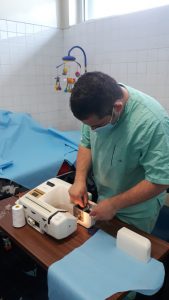 Profissional a operacionalizar máquina de costura