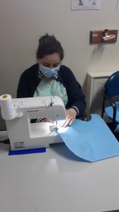 Mariana Almendra a costurar