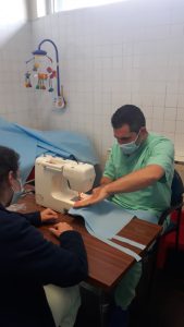 Profissionais moldam e confecionam equipamentos